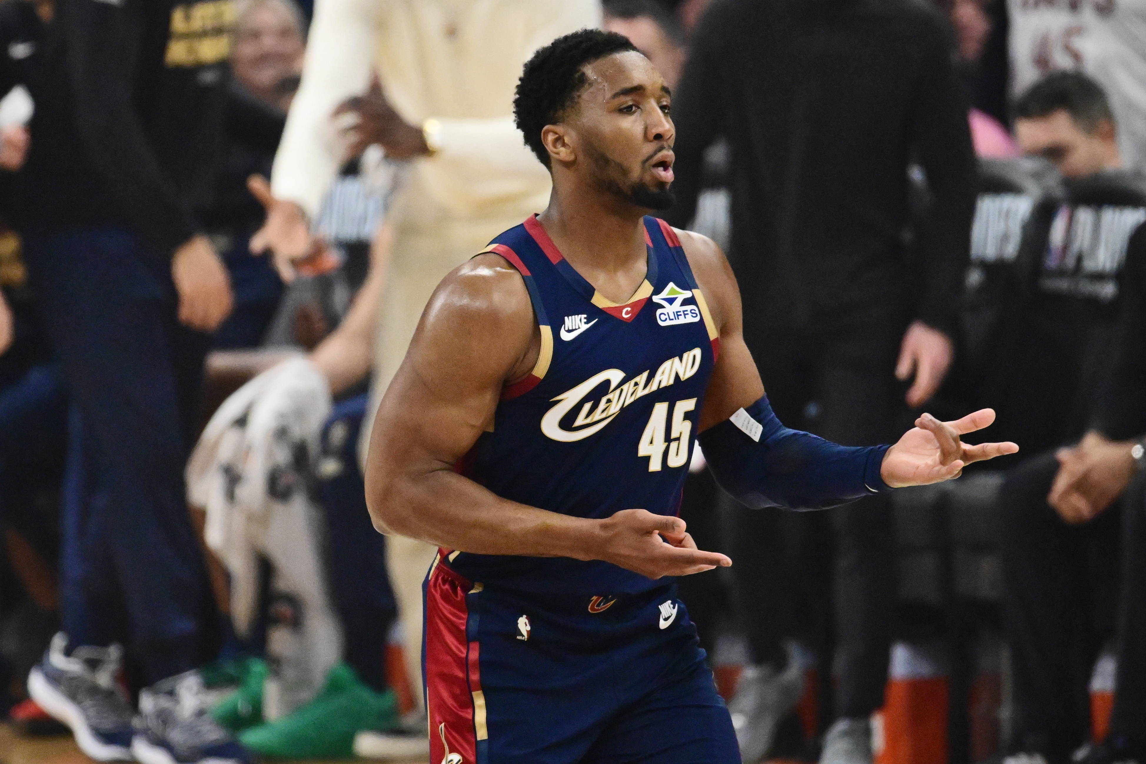 开云电竞官方网址-远远不够！米切尔16投7中&amp;三分7中1 得到15分5板3助&amp;正负值-14