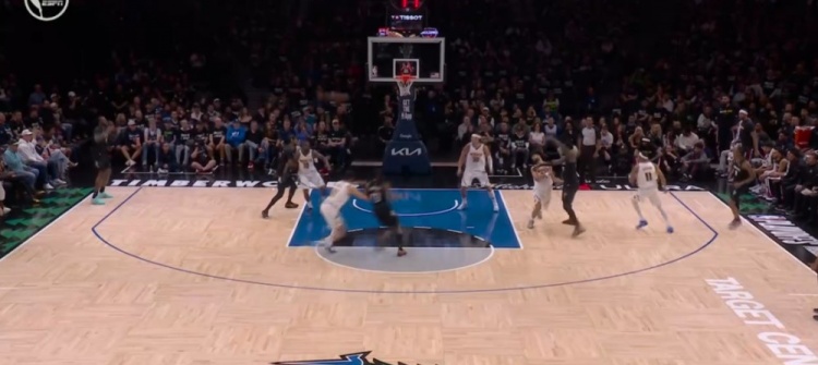 偷师约基奇？兰德尔精彩横传穿越防守 里德空位三分正中靶心